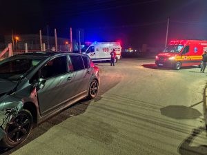 Motociclista é arremessado após colisão com carro e sofre ferimentos graves