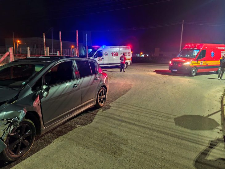 Motociclista é arremessado após colisão com carro e sofre ferimentos graves