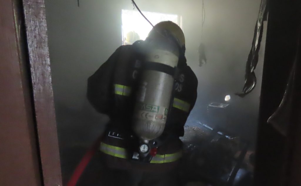 Idoso com deficiência é hospitalizado ao inalar fumaça em incêndio