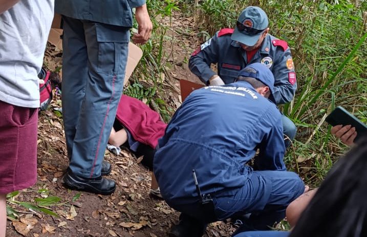 Bombeiros resgatam mulher que se feriu em trilha no litoral