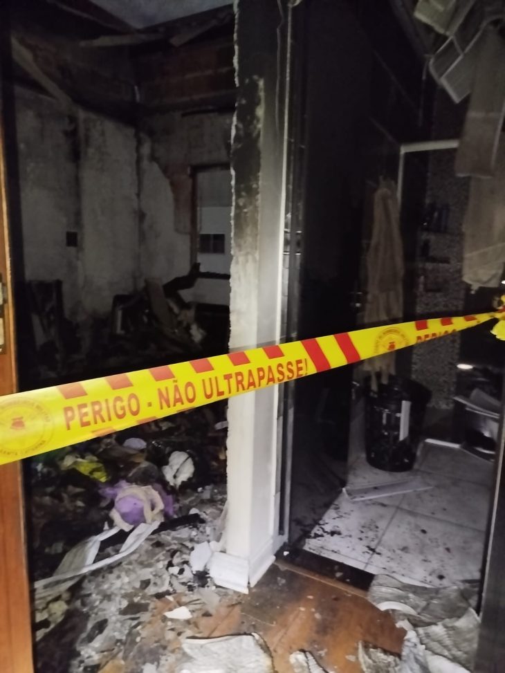 Incêndio atinge residência e destrói quarto em Itajaí