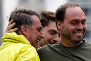 Carlos Bolsonaro reage e chama de crueldade o veto a visita ao pai no aniversário