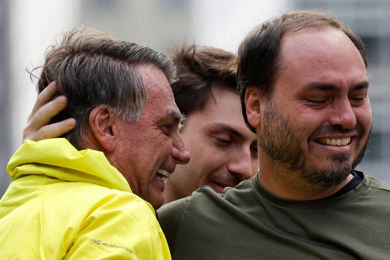 Carlos Bolsonaro diz que pai está abatido e culpa Mauro Cid