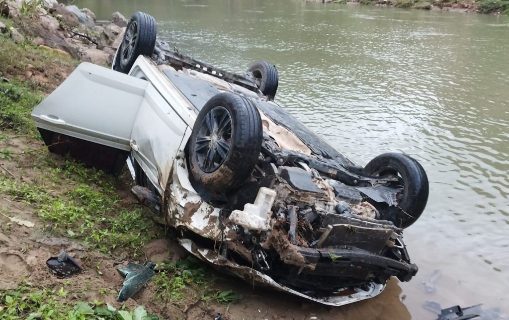 Criança fica ferida após carro capotar e cair às margens de rio no Vale do Itajaí
