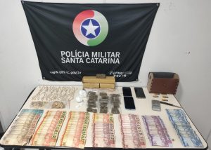 Polícia desarticula esquema de tráfico e prende criminosos após denúncia de violência doméstica