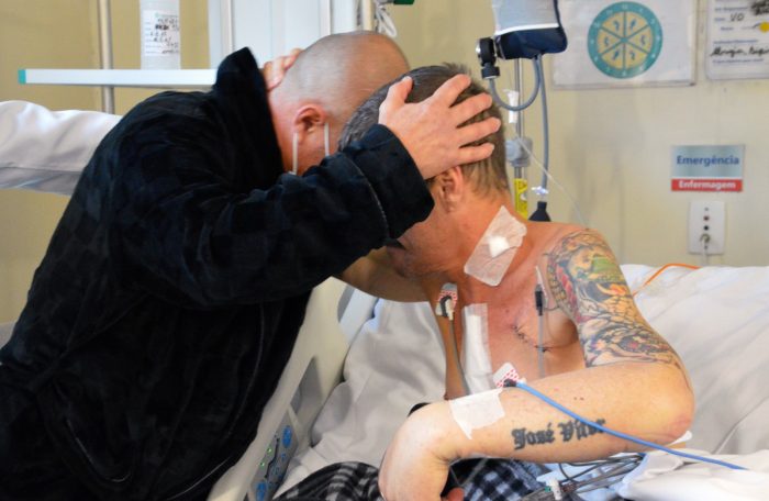 Irmãos passam por transplante de coração e têm reencontro emocionante