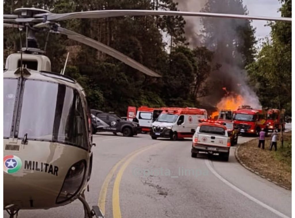 Vídeo: acidente entre veículos interdita BR-282, deixa feridos graves e uma pessoa morta