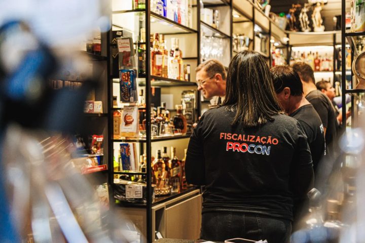 Operação apreende quase 500 garrafas de bebidas irregulares em São José