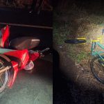 Motociclista bate em ciclistas, cai na pista e morre atropelado por um carro