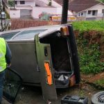 Pai e filho saem ilesos de capotamento de carro em Brusque