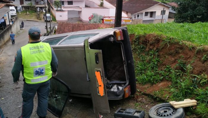 Pai e filho saem ilesos de capotamento de carro em Brusque