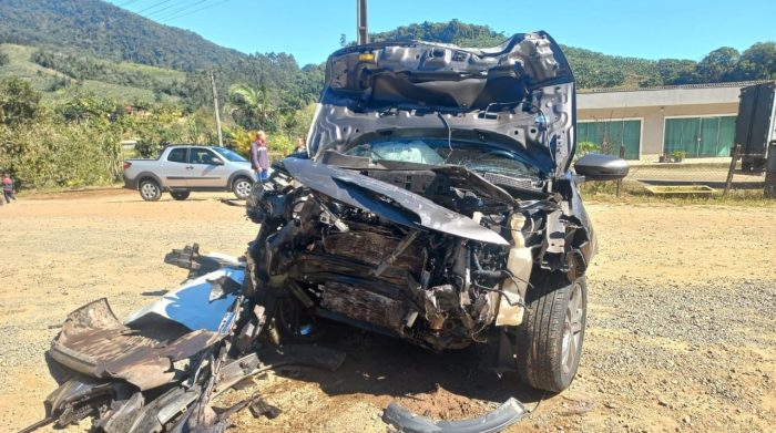 Colisão frontal deixa motorista morto e mulher ferida na SC-414