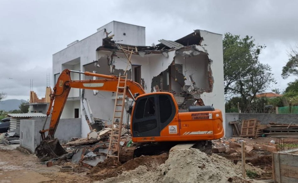 Cinco casas irregulares são demolidas em Florianópolis