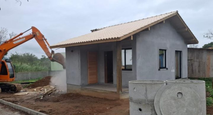 Cinco casas irregulares são demolidas em Florianópolis