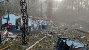 “Possíveis 15 vítimas”: explosão em fábrica deixa desaparecidos em meio aos escombros