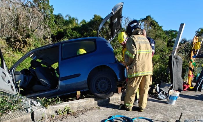 Acidente com vítima presa às ferragens mobiliza bombeiros na Capital