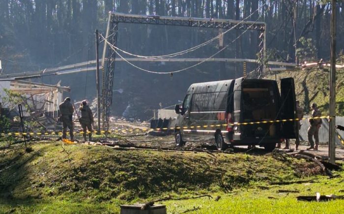 Explosão em fábrica: nove pessoas continuam desaparecidas nos escombros