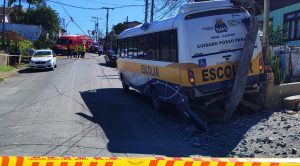 Micro-ônibus com estudantes sofre pane em morro e provoca acidente