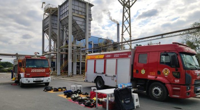 Setor da indústria JBS em Santa Catarina pega fogo e mobiliza os bombeiros