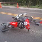 Motociclista perde a vida ao bater em carro e ser atropelada por caminhão