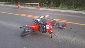Motociclista perde a vida ao bater em carro e ser atropelada por caminhão