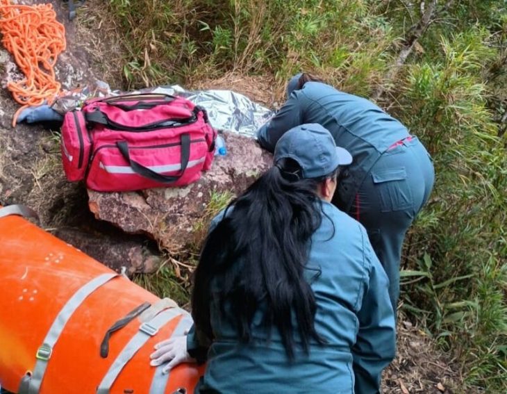Vídeo: Mulher é resgatada após cair durante escalada em SC