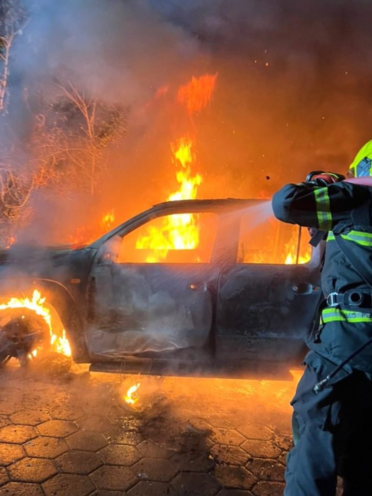 Carro incendeia e é totalmente destruído em Penha