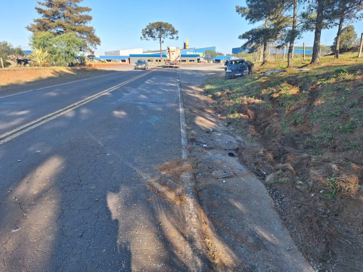 Motorista sem habilitação bate em barranco e sofre ferimentos em Água Doce
