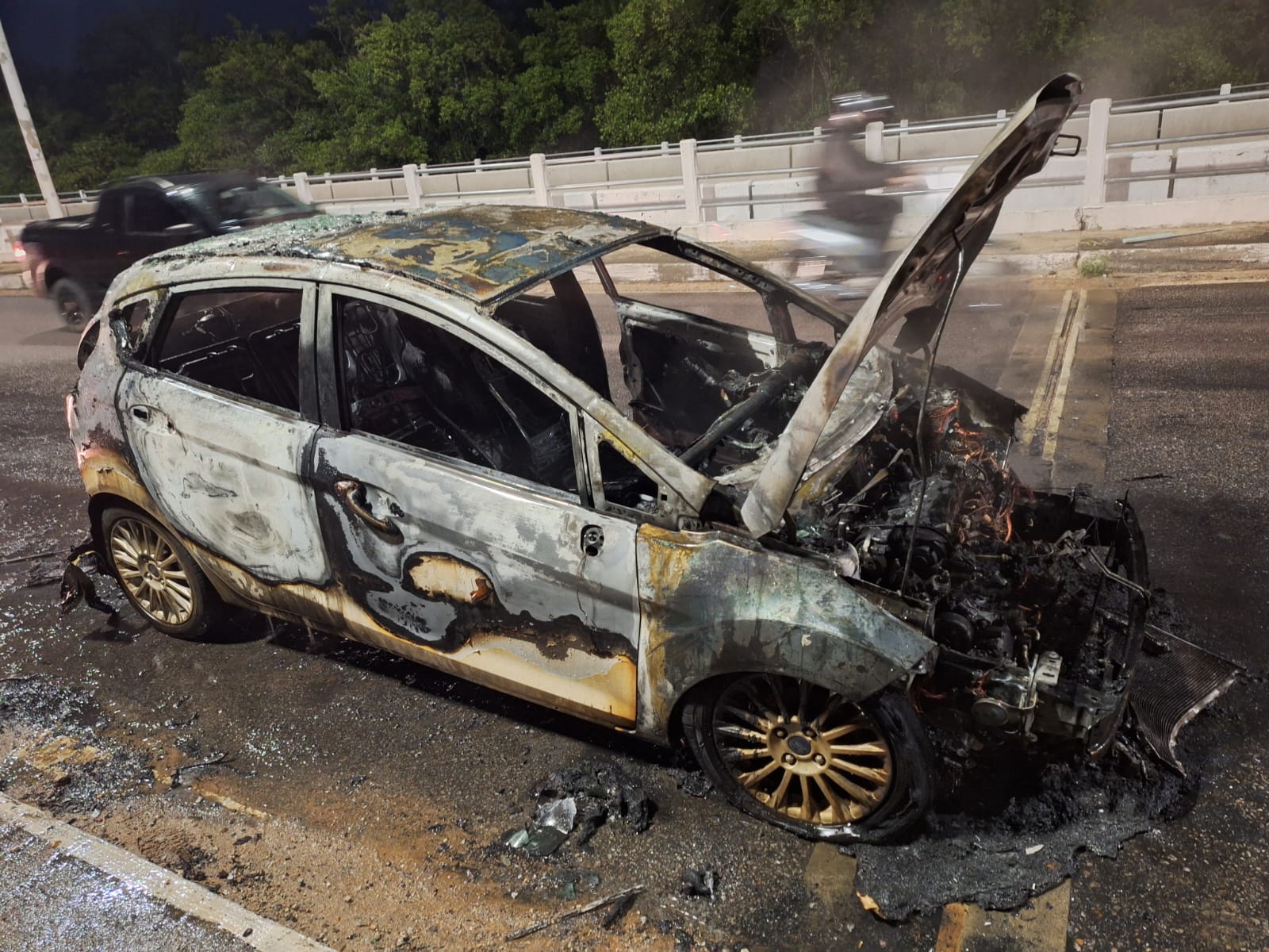 Carro pega fogo na Ponte Carianos, em Florianópolis