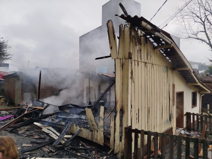 Incêndio destrói casa e deixa seis pessoas desabrigadas em Guabiruba