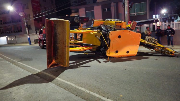 Retroescavadeira tomba e causa interdição de via no Litoral
