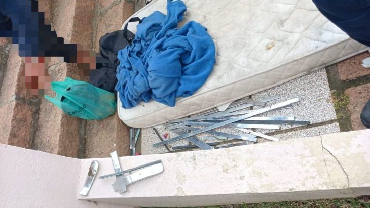 Homem é preso ao ser flagrado dormindo sobre objetos furtados de cemitério