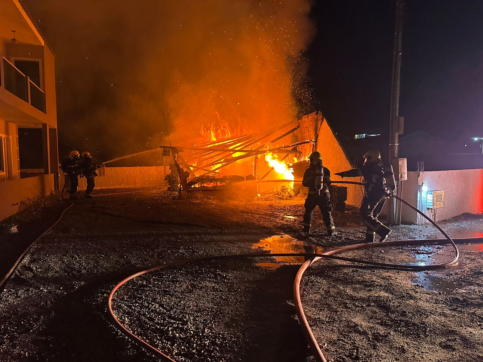 Homem é levado ao hospital após incêndio em estofaria na Capital