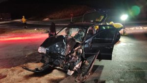Menor sem habilitação bate Pálio em carreta; passageira grávida é socorrida