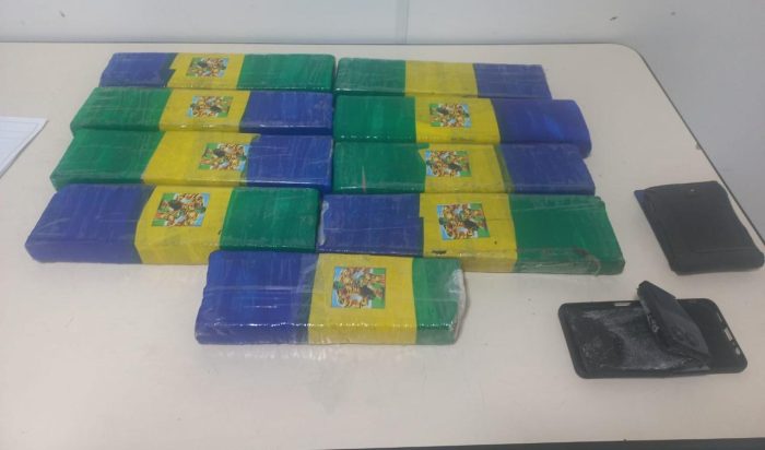 Motorista foge da polícia por 30 km e é preso com oito quilos de maconha