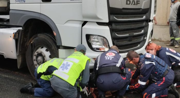 Motociclista tem ferimentos graves em acidente com caminhão às margens da BR-470