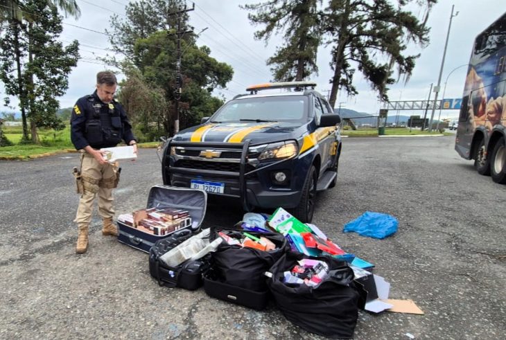 Passageiros de ônibus são presos com drogas e produtos contrabandeados