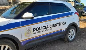 Mulher morre atropelada enquanto levava filhos na escola