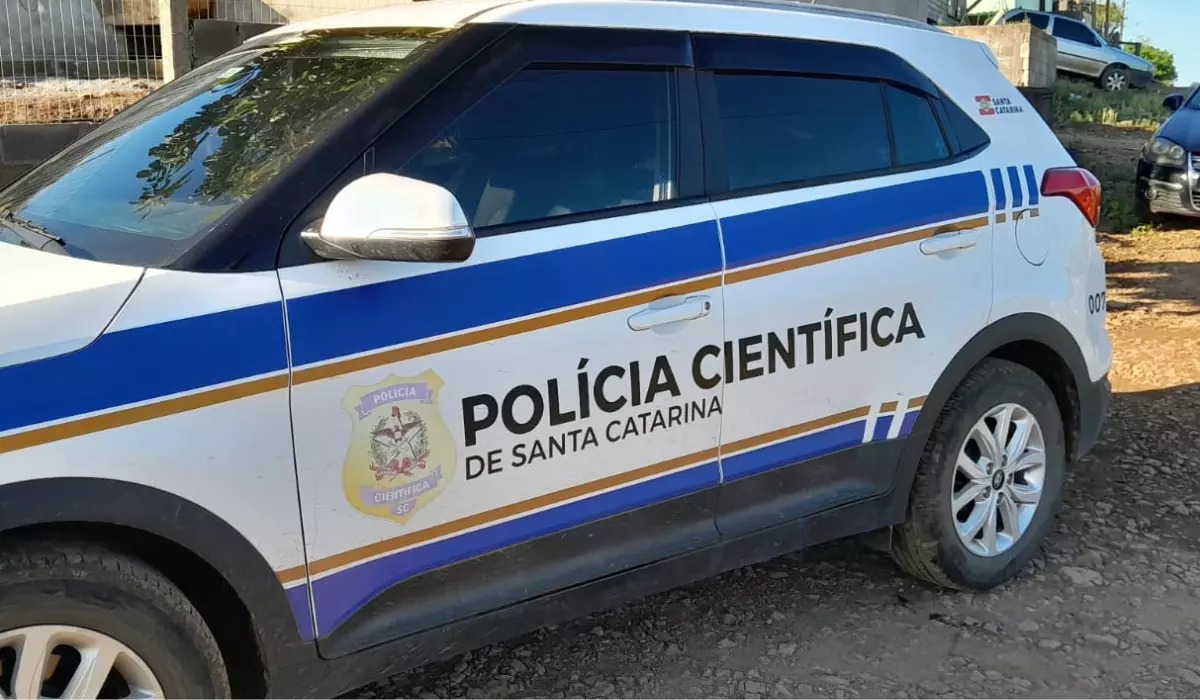 Mulher morre atropelada enquanto levava filhos na escola