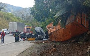 Caminhoneiro morre após capotamento na SC-110