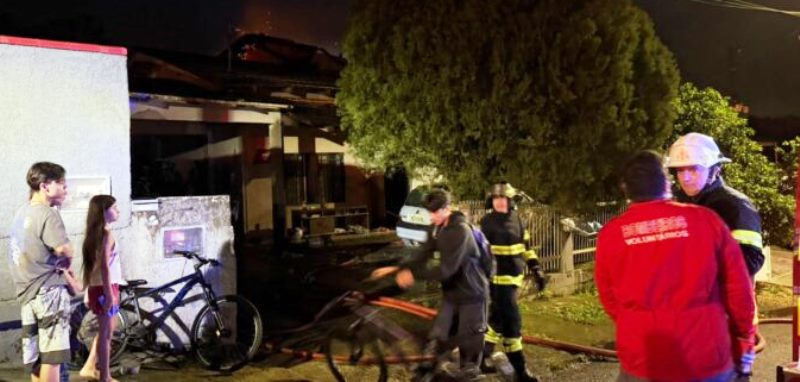 Homem põe fogo na casa com 3 crianças e avô consegue salvar os netos