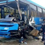 Batida frontal entre ônibus e caminhão deixa motorista ferido