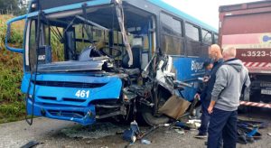 Batida frontal entre ônibus e caminhão deixa motorista ferido