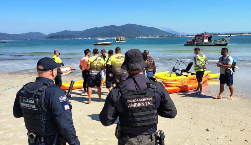 Fiscais apreendem pedalinhos, pranchas e caiaques na Ilha do Campeche