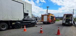 Caminhonete bate em caminhão parado e deixa motorista com ferimentos graves