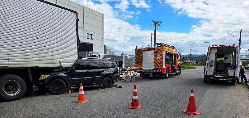 Caminhonete bate em caminhão parado e deixa motorista com ferimentos graves
