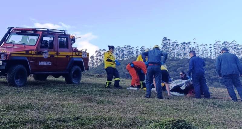 Carro despenca em ribanceira, cai em rio e dois homens são resgatados com vida