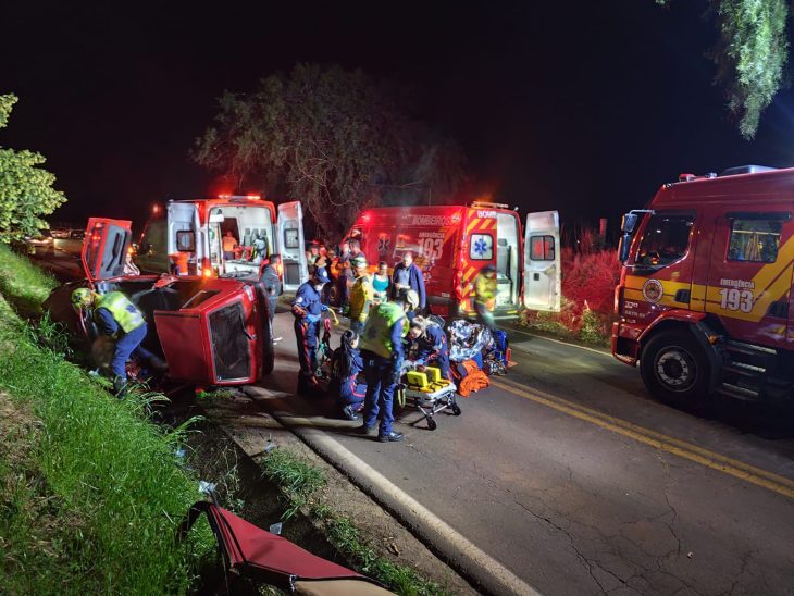 Colisão frontal entre carros deixa vítimas presas às ferragens; ciclista também foi atingido