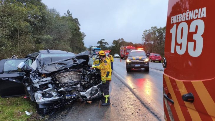Motorista morre após colisão frontal com caminhão na BR-470