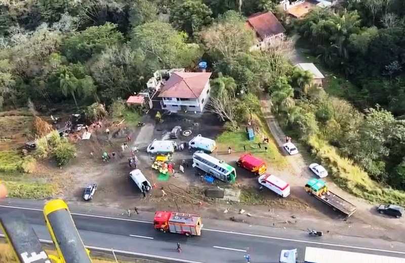Vídeo: colisão entre ônibus e caminhões deixa mortos e feridos